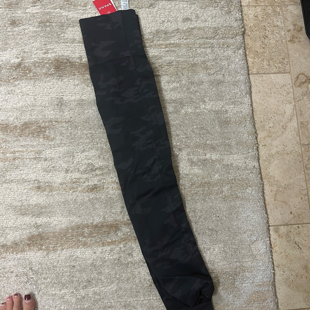 *** SALE *** Spanx camo seamless shaping leggings